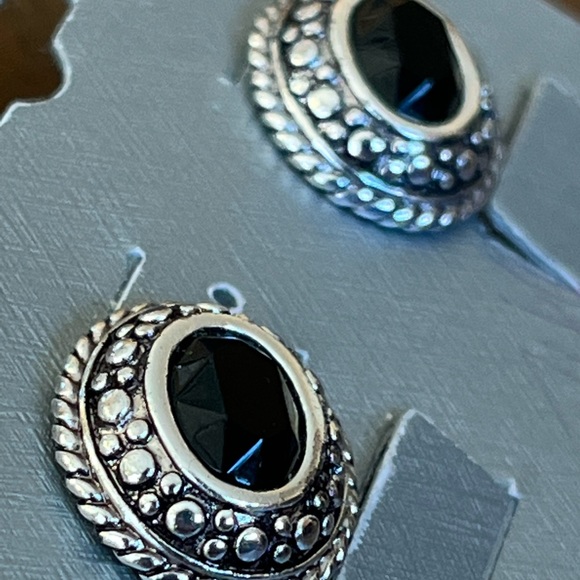 Black and silver studs - Picture 6 of 11